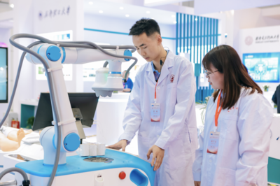 能手术、会艾灸 人工智能医疗机器人亮相成都，引领智能医疗新浪潮